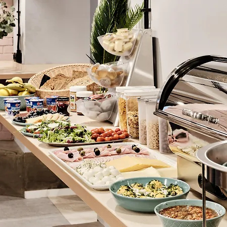 מלון דירות Hola 3*